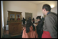 The crowd at the Uffizi inspects Piero della Francesca's Duke and Duchess of Urbino (1460)